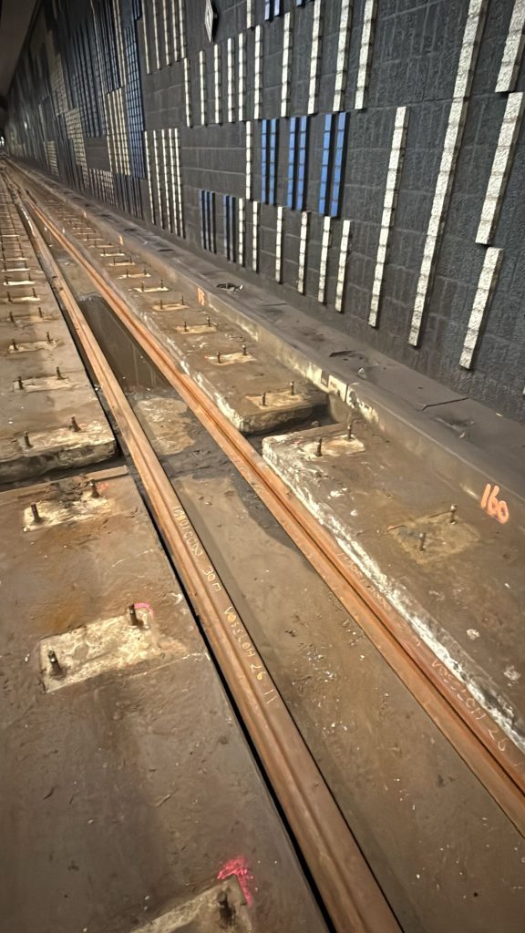 Betonnen opstorten met ankerbouten nadat het oude metrospoor is verwijderd