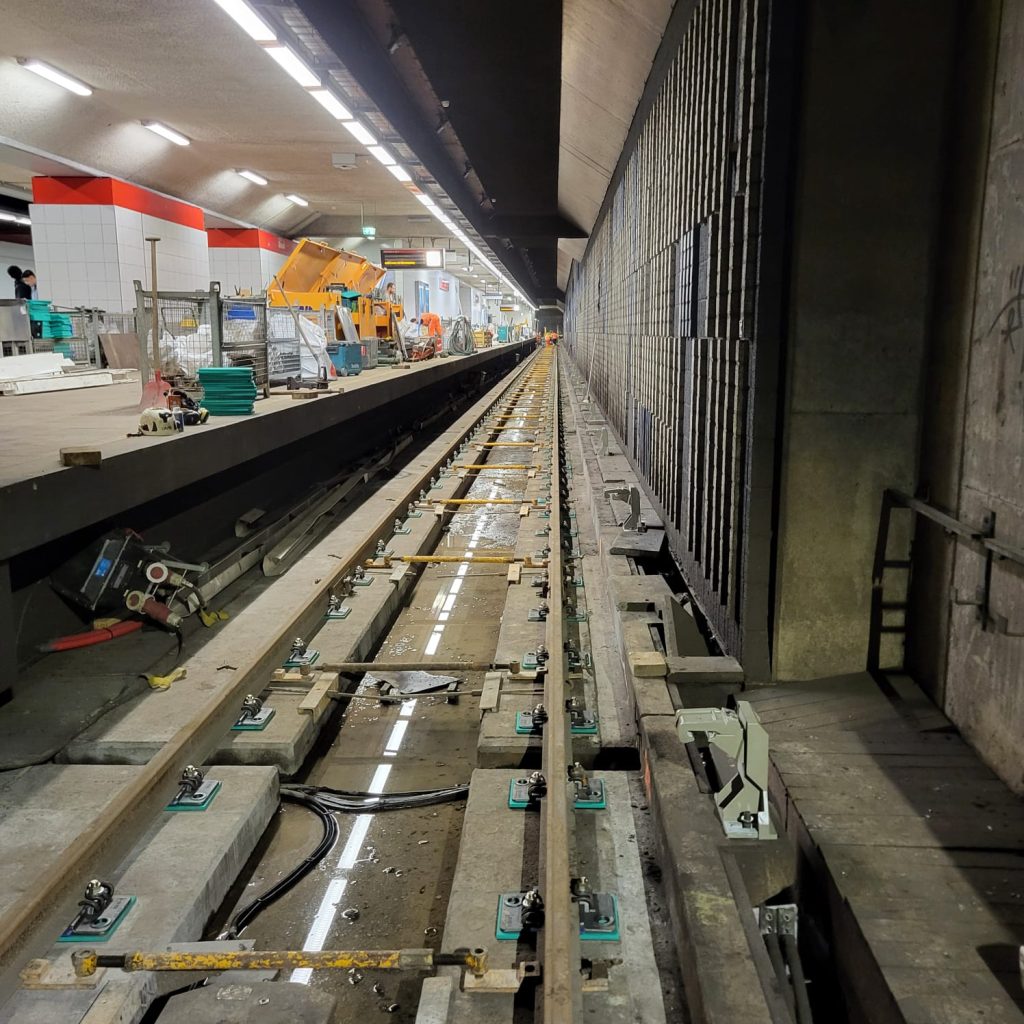 Vernieuwing van het metrospoor langs het perron van metrostation Blaak in Rotterdam