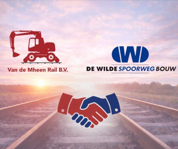 Logo's van Van de Mheen Rail en De Wilde Spoorwegbouw met een handdruk boven het spoor