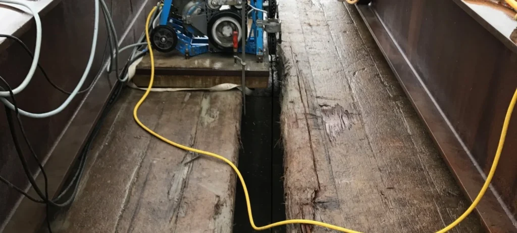 doorzagen van een oude sluis