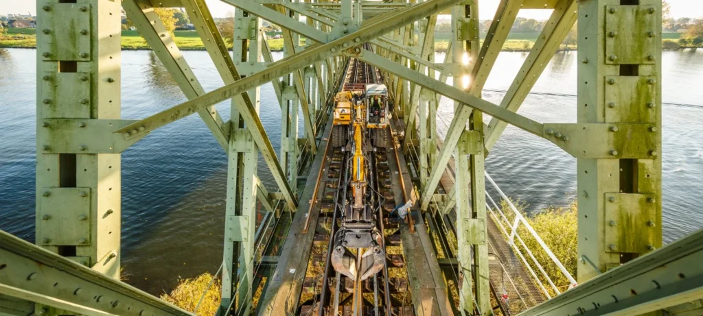 Dwarsligger en geleide constructie vernieuwing Brug over de Maas