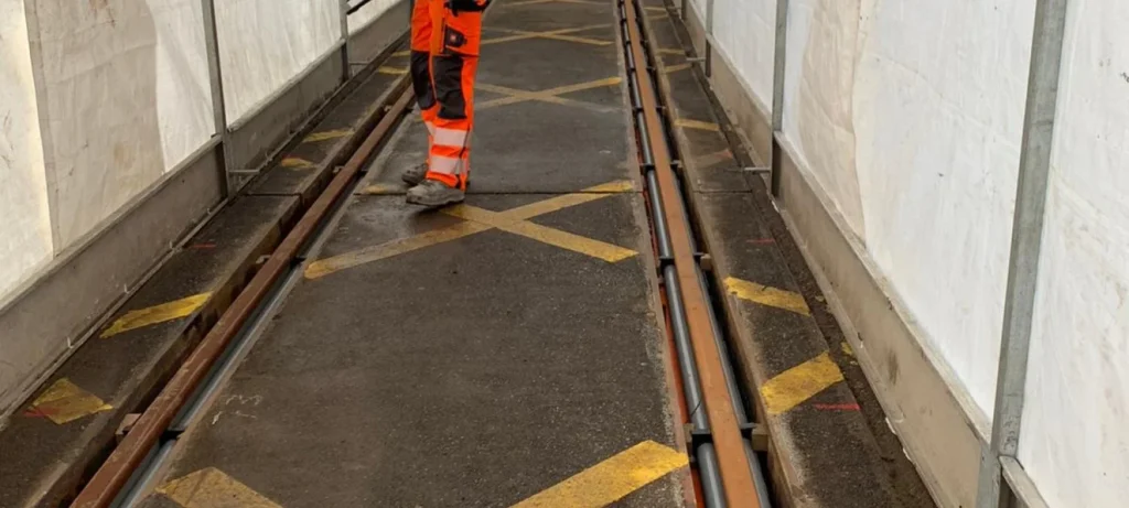 Spoorstaven ingieten op diverse overwegen