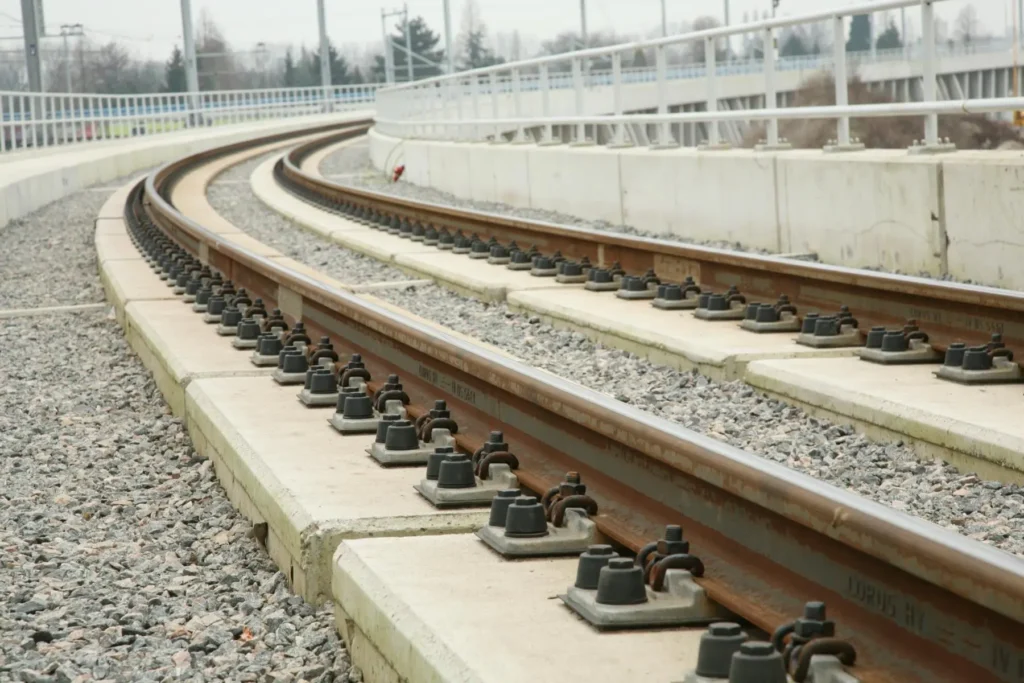 betonnen spoorstoren de wilde spoorbouw